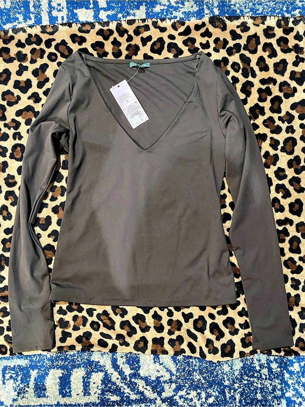 Wild Fable Long Sleeve V-Neck T-Shirt in Brown Size Small NWT